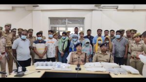 Lucknow के Aliganj में कथित fake call centre पर पुलिस की कार्रवाई
