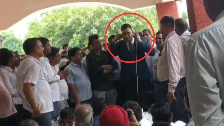 जो 7 गोलियों से नहीं घबराया, उस IAS ने वकीलों के सामने क्यों कान पकड़ कर की उठक-बैठक?