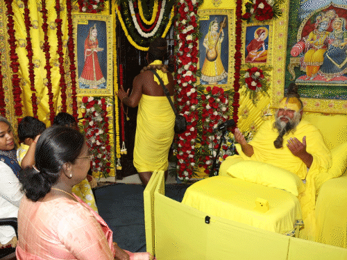 President Droupadi Murmu Meets Sant Premanand in Vrindavan, Offers Prayers with Folded Hands