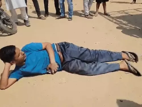 LPG Shortage Triggers Chaos in Lucknow; Customer Lies on Road to Stop Gas Vehicle, 24 FIRs Filed Across UP