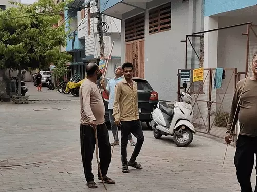 बंदर ने बच्ची को काटा, युवक डरकर दूसरी मंजिल से कूदा: लखनऊ में घरों में घुसकर हमला