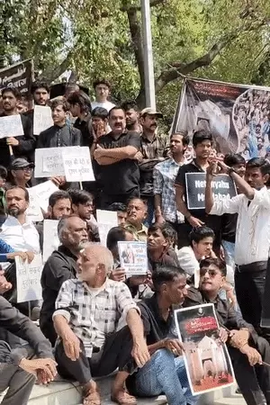 लखनऊ में सऊदी हुकूमत के खिलाफ जोरदार प्रदर्शन, जन्नतुल बकी को लेकर भड़का आक्रोश