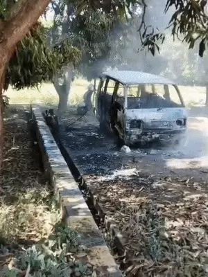 LPG भरते समय वैन में लगी आग, बाप-बेटे बाल-बाल बचे