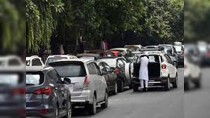 लखनऊ मेयर का सख्त एक्शन: अवैध कार बाजार बंद, मल्टीलेवल पार्किंग की लिफ्ट खराब मिलने पर अफसरों को फटकार