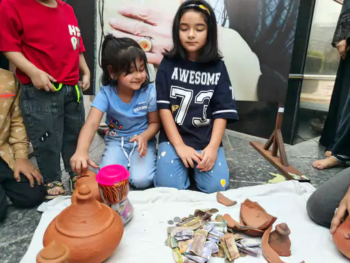 लखनऊ के बच्चों ने गुल्लक तोड़कर भेजे पैसे, भावुक हुई महिला बोली – “ईरान के लिए चारों बेटों को कुर्बान कर दूंगी”