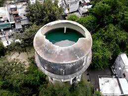 टंकी की ऊपरी छत टूटने से अंदर गिरी गंदगी