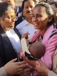 लखनऊ हाईकोर्ट की छत पर गोद में बच्चा लेकर चढ़ी महिला, कूदने की दी धमकी