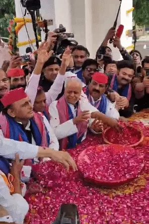 अंबेडकर जयंती पर सियासी रंग: लाल टोपी और नीले गमछे में दिखे अखिलेश, मायावती और कांग्रेस ने दी श्रद्धांजलि