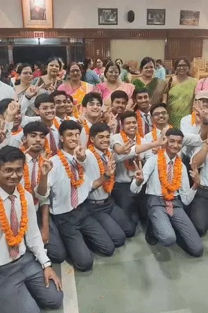 बिना मोबाइल और सोशल मीडिया के छात्रों ने हासिल की टॉप रैंक