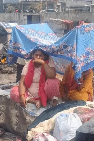 लखनऊ अग्निकांड के बाद तबाही का मंजर, तीसरे दिन भी हालात सामान्य नहीं