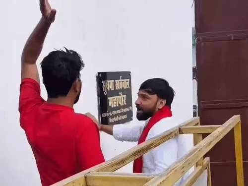 लखनऊ मेयर के नेम प्लेट पर चप्पलों से हमला, सपा नेता का हंगामा