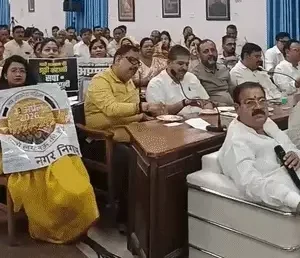 लखनऊ नगर निगम में सपा-कांग्रेस पार्षदों का हंगामा, मेयर ने बुलाई पुलिस