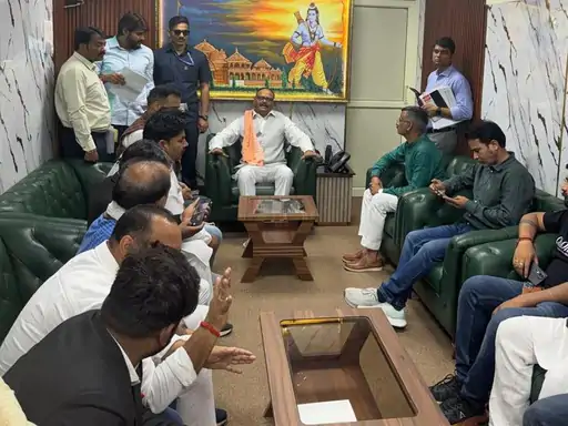 डिप्टी CM ब्रजेश पाठक हाथ जोड़कर प्रदर्शनकारियों के पास पहुंचे