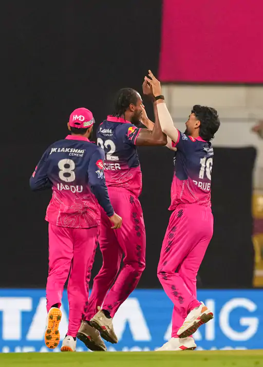 विराट कोहली ने वैभव सूर्यवंशी को दिया ऑटोग्राफ, लिखा ‘वेलडन’; RCB का 37वां 200+ स्कोर