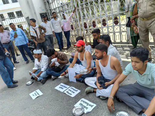 एलयू में फीस वृद्धि के खिलाफ अनोखा प्रदर्शन: छात्रों ने कटोरा लेकर मांगी भीख