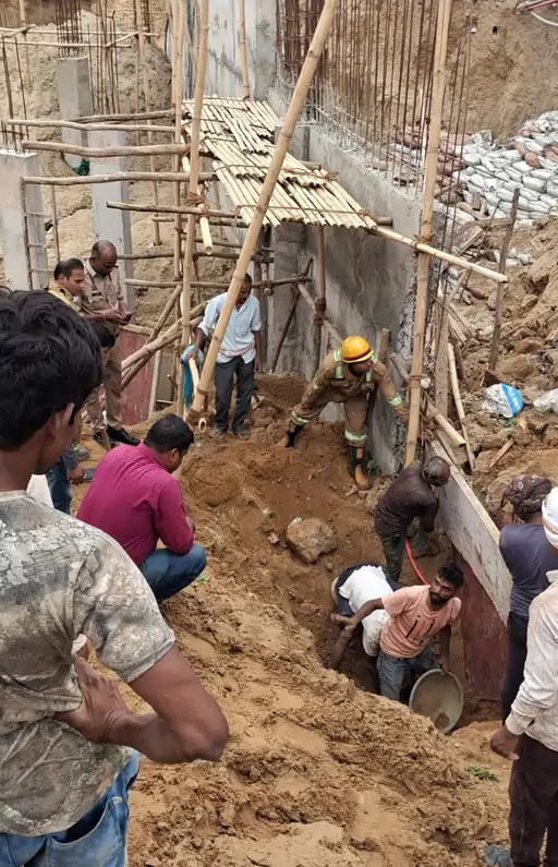 लखनऊ में निर्माणाधीन बिल्डिंग गिरी, मलबे में दबे मजदूर