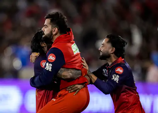 IPL में मुंबई की आखिरी गेंद पर हार, प्लेऑफ की दौड़ से बाहर; बेंगलुरु ने 2 विकेट से जीता रोमांचक मुकाबला
