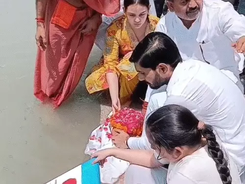 प्रतीक की अस्थियां हरिद्वार में विसर्जित, पत्नी अपर्णा फूट-फूटकर रोईं