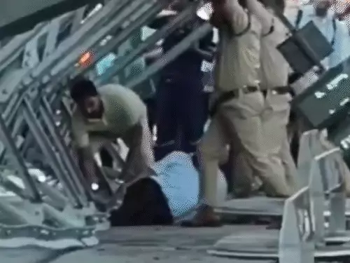 लखनऊ चारबाग रेलवे स्टेशन पर टिन शेड गिरा, टीटीई समेत 3 लोग गंभीर घायल