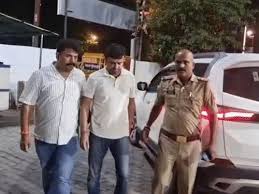 झांसी में ऑनलाइन सट्टे के बड़े रैकेट पर छापा, रॉयल सिटी में पुलिस की कार्रवाई