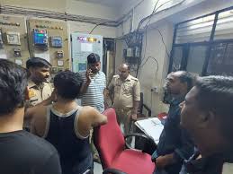 बिजली कटौती से भड़के लोगों का हंगामा, लखनऊ में एसएसओ को बनाया बंधक