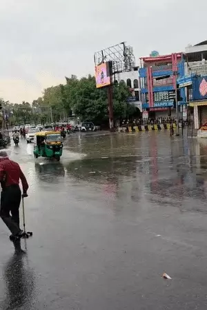 लखनऊ जा रही फ्लाइट की भोपाल में इमरजेंसी लैंडिंग, तूफान-तेज बारिश के चलते लिया गया फैसला