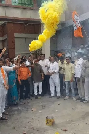 लखनऊ में बीजेपी दफ्तर पर जश्न, दोनों डिप्टी सीएम ने खाई झालमुड़ी; बुलडोजर लेकर पहुंचा युवक