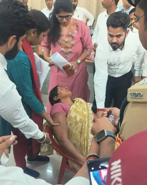 लखनऊ में समाधान दिवस के दौरान DM के सामने महिला बेहोश, जमीन विवाद से परेशान थी पीड़िता