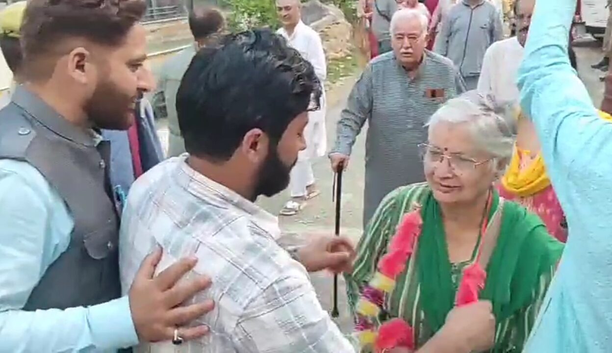 36 साल बाद कश्मीरी पंडित आचार्य अभिनव गुप्त गुफा देखने बीरवाह लौटे; स्थानीय मुसलमानों ने गर्मजोशी से स्वागत किया