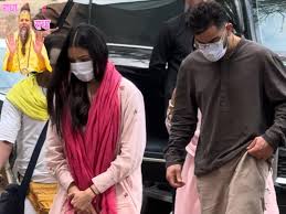 IPL जीत के बाद वृंदावन पहुंचे विराट-अनुष्का, प्रेमानंद महाराज का लिया आशीर्वाद