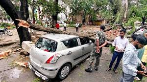 यूपी में आंधी-बारिश का कहर, पेड़-पोल उखड़े, कारों को भारी नुकसान