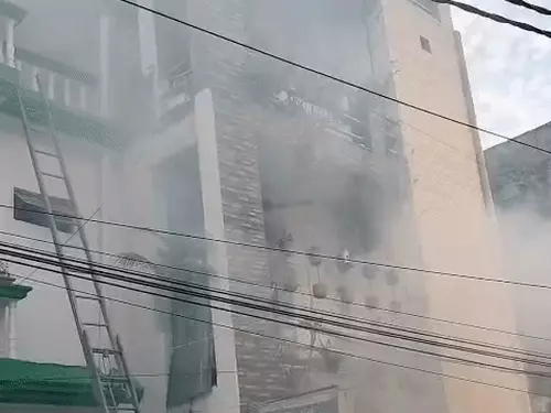हजरतगंज के ब्यूटी पार्लर में भीषण आग, धुएं में फंसे 2 लोगों को फायर ब्रिगेड ने सुरक्षित निकाला
