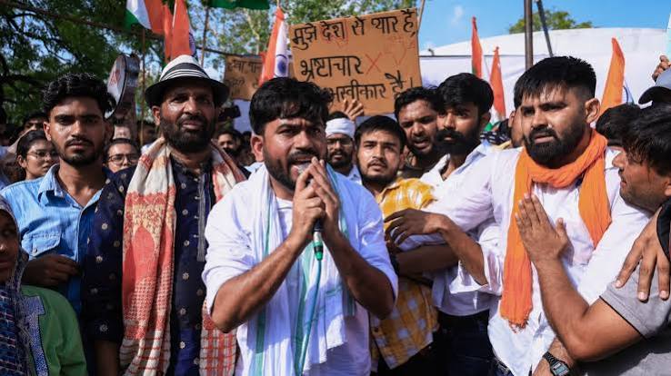 Cockroach Janta Party Protest: अभिजीत दीपके ने केंद्रीय मंत्री धर्मेंद्र प्रधान को दिया ‘गिफ्ट’, वीडियो वायरल