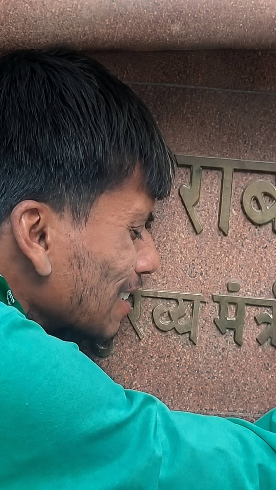 बिना आंसू लालू समर्थक का हाईवोल्टेज ड्रामा, पोस्टर देख भड़के मंत्री; सांसद ने जोत डाली वाटर पार्क की जमीन