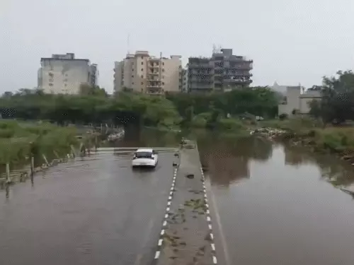 बारिश-लैंडस्लाइड का कहर: उत्तराखंड में 1000 लोग फंसे, यूपी में 10 की मौत