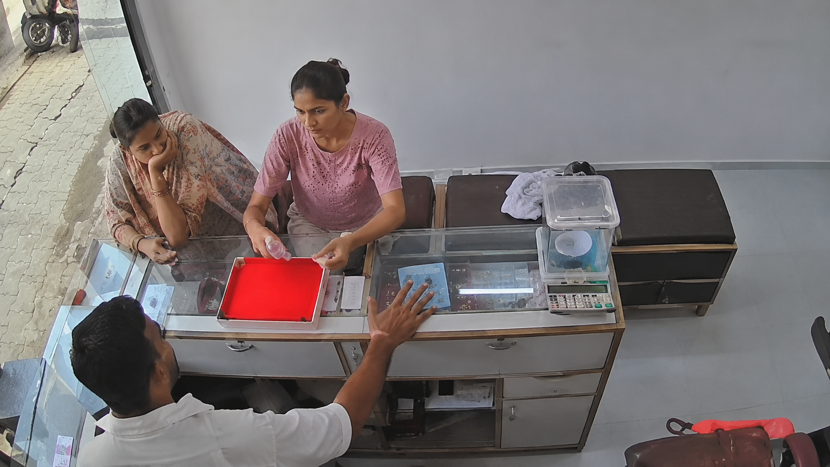 पानी समझकर युवती ने पी लिया तेजाब, मचा हड़कंप