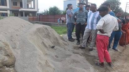 उत्तराखंड में दर्दनाक हादसा: डंपर से गिरी रेत में दबकर पवन की मौत, बचने के लिए करता रहा संघर्ष