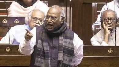 संसद में मनुस्मृति टिप्पणी पर बवाल, खरगे के बयान का हिस्सा रिकॉर्ड से हटाया गया