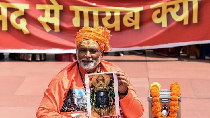 संसद में साधु वेश पर सियासी संग्राम, संत समाज ने स्पीकर से की कार्रवाई की मांग