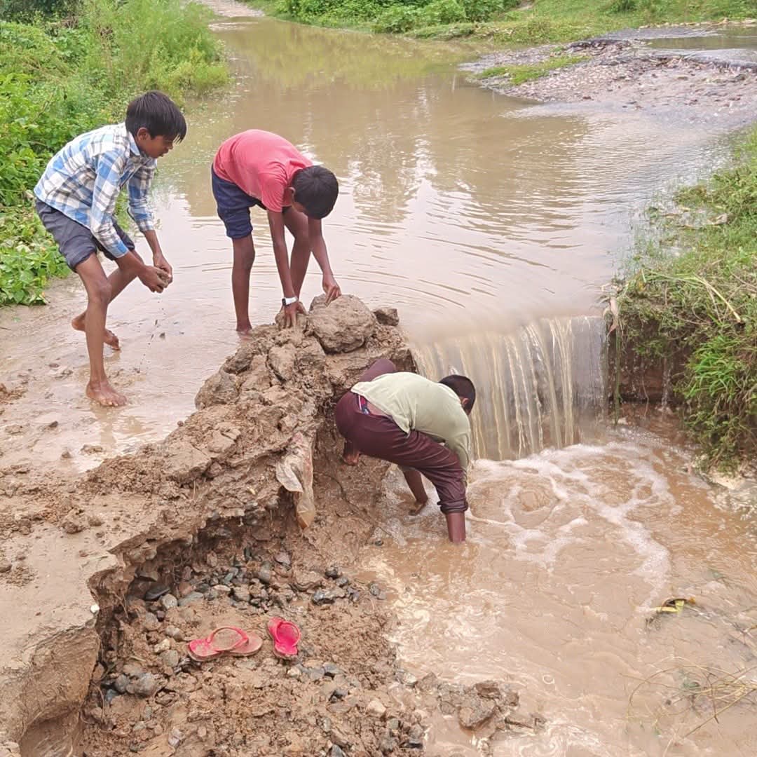 Hardoi में बरसात से कट रही सड़क बचाने जुटे मासूम बच्चे, प्रयास बना चर्चा का विषय