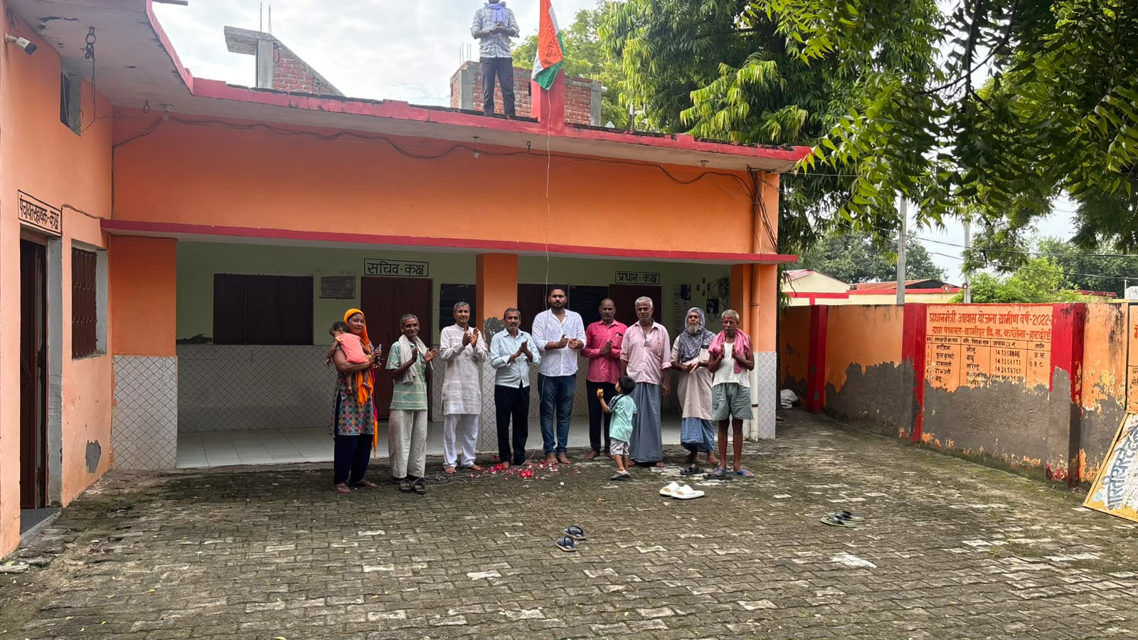 कछौना की कामीपुर ग्रामसभा में शान से लहराया तिरंगा, बच्चों और ग्रामीणों ने मनाया स्वतंत्रता दिवस