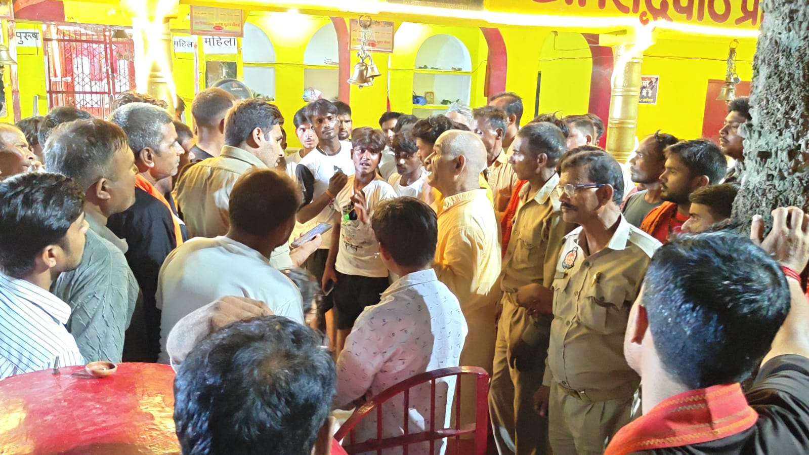 नैमिषारण्य में डाक कांवड़ियों को जलाभिषेक से रोकने पर हंगामा, पुलिस बुलानी पड़ी