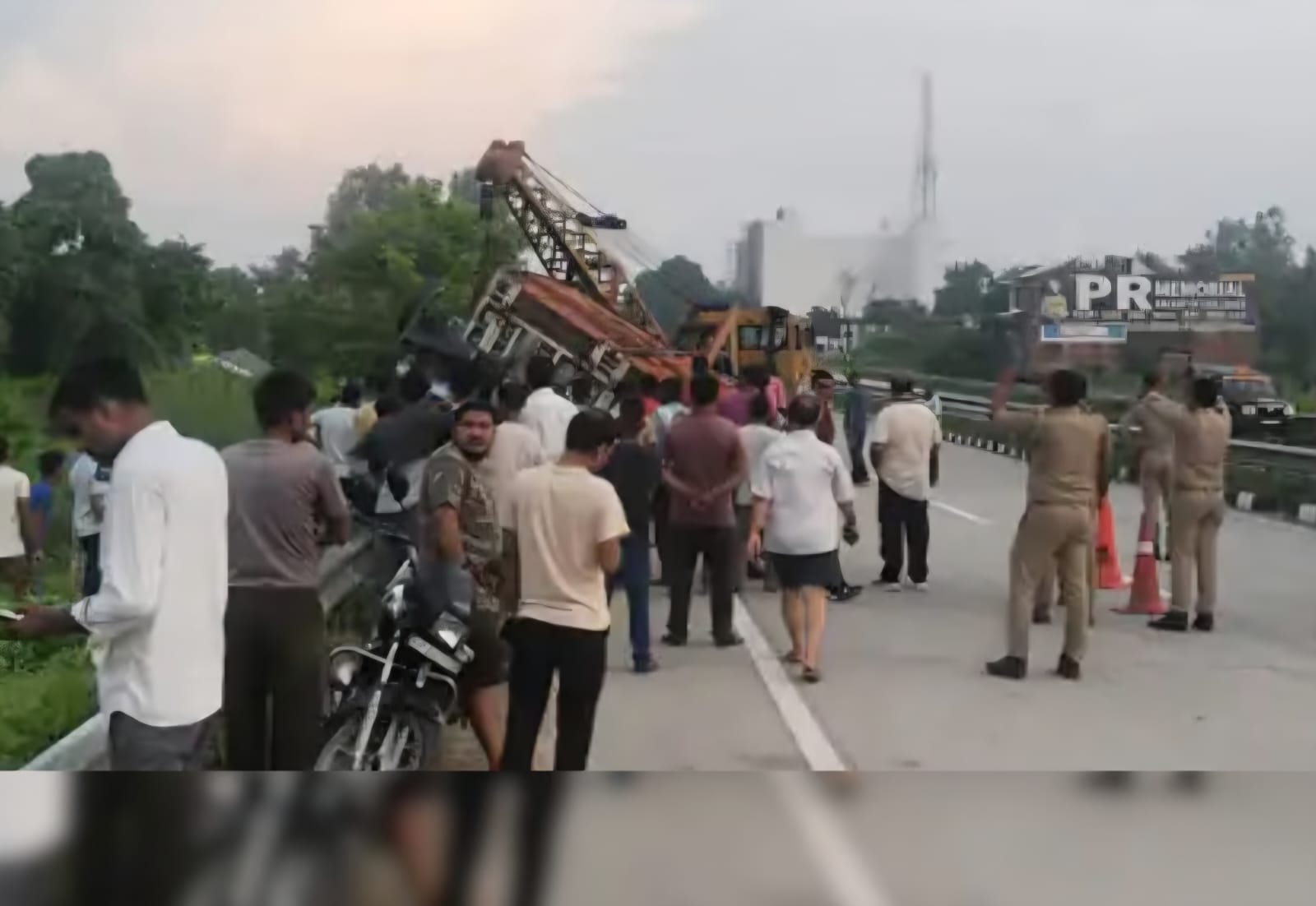 लखनऊ-सुल्तानपुर हाईवे पर भीषण हादसा, ट्रैक्टर-ट्रॉली पलटने से 4 मजदूरों की मौत