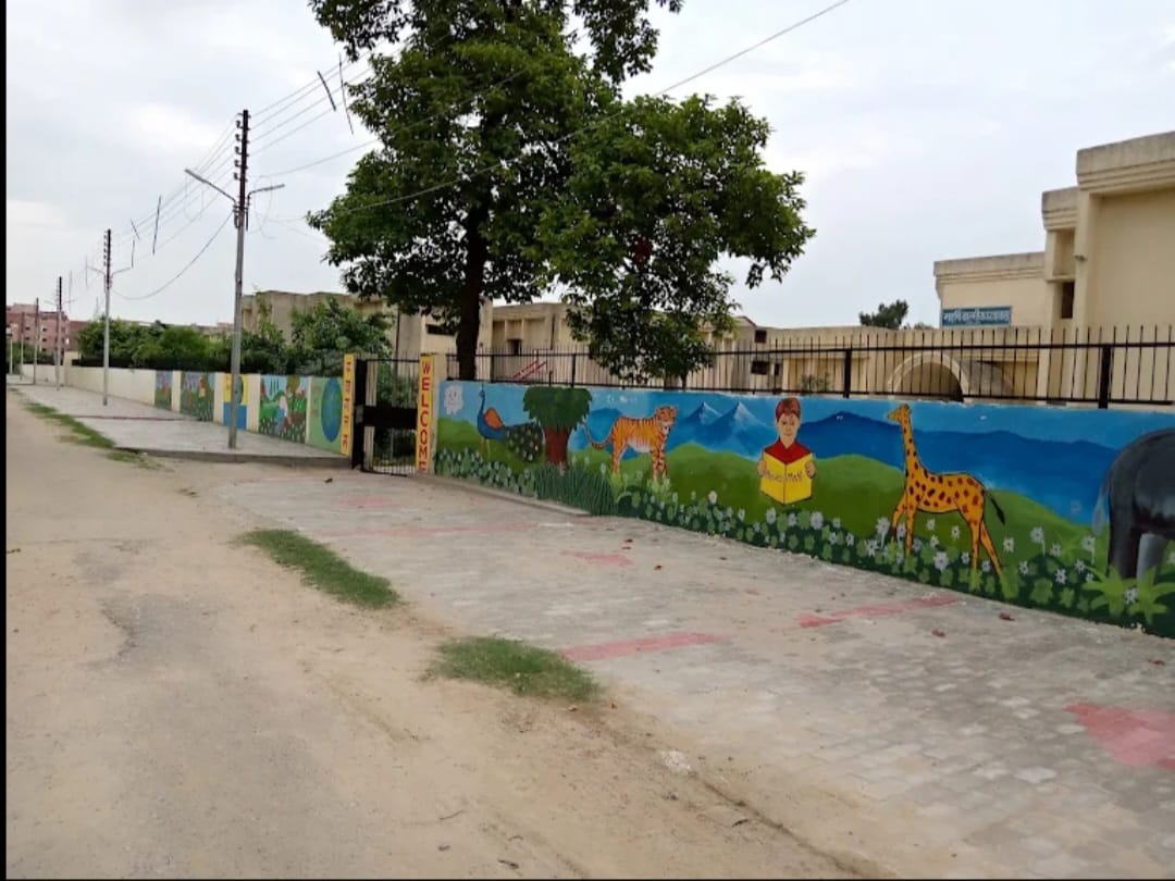 लखनऊ में सर्वोदय विद्यालय की छात्राओं का प्रदर्शन, शिक्षकों की कमी को लेकर चक्काजाम