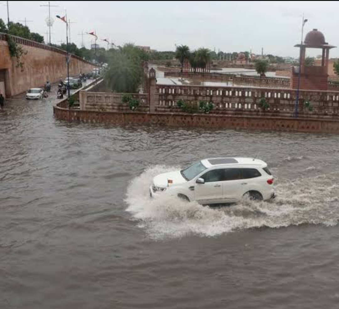 लखनऊ समेत UP के कई जिलों में भारी बारिश का अलर्ट, IMD ने जारी की चेतावनी