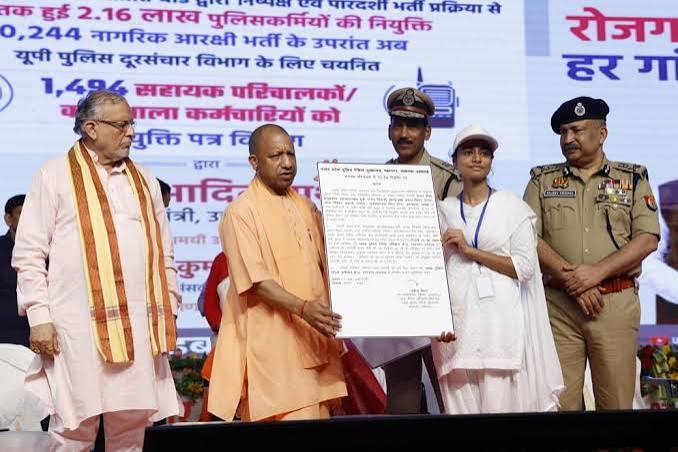 यूपी में 3572 युवाओं को मिली सरकारी नौकरी, CM योगी ने छह महीने में एक लाख नियुक्तियों का किया ऐलान