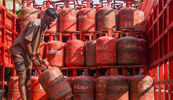 15 अगस्त के बाद महंगा हो सकता है घरेलू गैस सिलेंडर? नए निर्देशों की चर्चा तेज