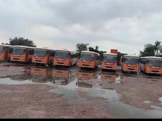 हरदोई डिपो के बाहर डग्गामार वाहनों पर कार्रवाई, सवारी भरती बस मौके पर सीज