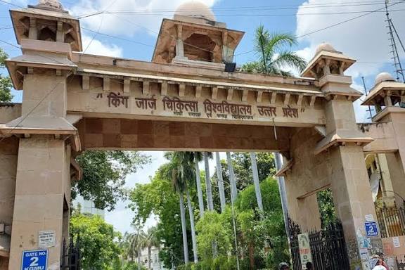 KGMU में स्टाइपेंड बढ़ाने की मांग पर डॉक्टरों का प्रदर्शन, 2 हफ्ते के लिए हड़ताल स्थगित