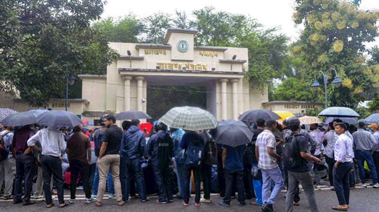 JSSC-CGL समेत 22 परीक्षाएं रद्द, सफल अभ्यर्थियों का फूटा गुस्सा; सचिवालय में घुसे